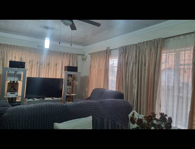 3 BEDROOM HOUSE FOR SALE IN LENNOXTON
